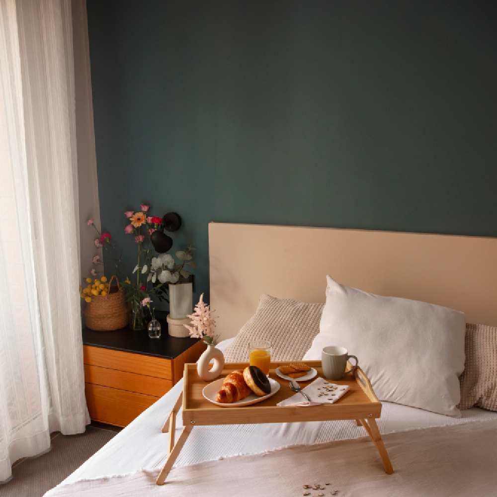 Which room styles are textured wallpapers suitable for?